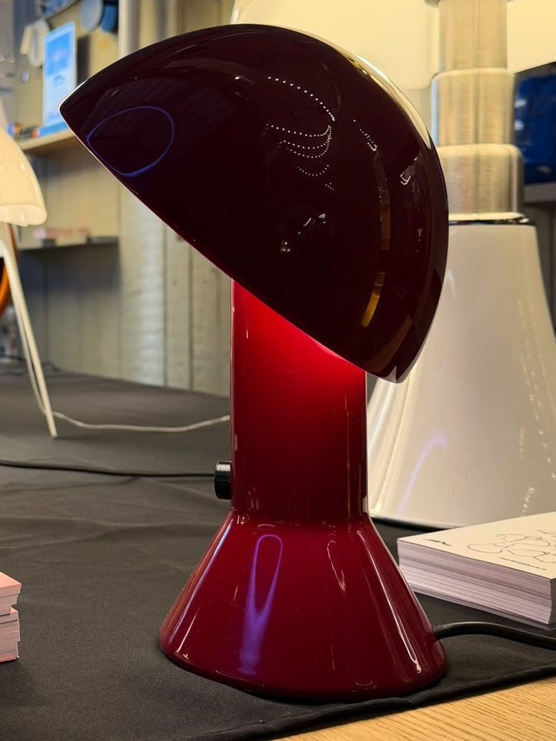 Luminaire rouge et reflets au showroom