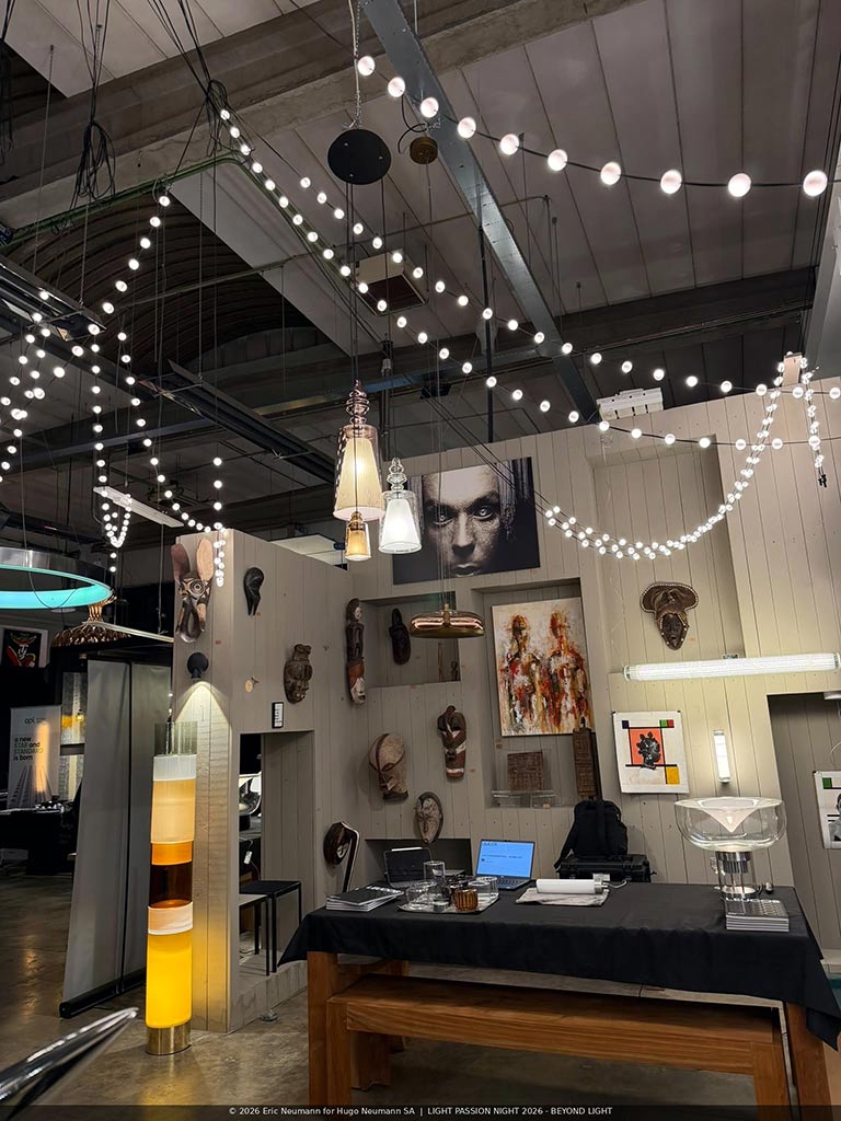 Luminaires et matières dans le showroom Hugo Neumann